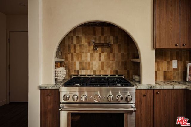 3042 N Beachwood Drive, Los Angeles, CA 90068