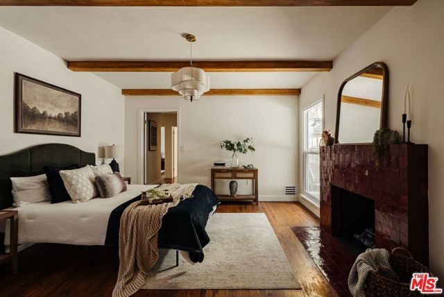 3042 N Beachwood Drive, Los Angeles, CA 90068