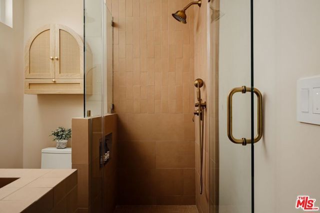 3042 N Beachwood Drive, Los Angeles, CA 90068