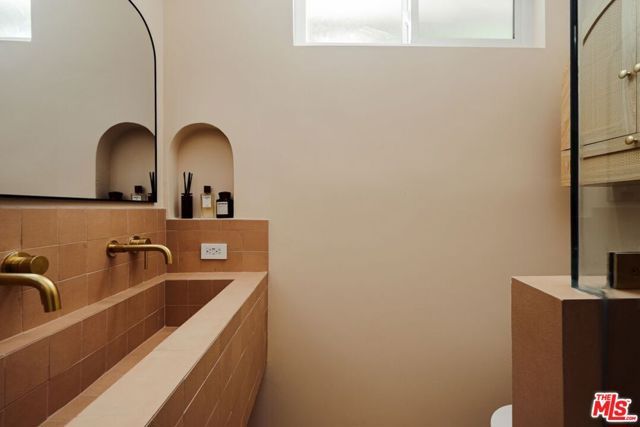 3042 N Beachwood Drive, Los Angeles, CA 90068