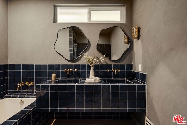 3042 N Beachwood Drive, Los Angeles, CA 90068