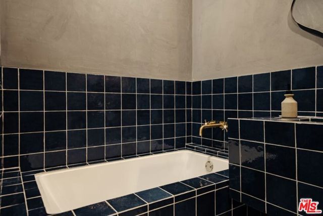 3042 N Beachwood Drive, Los Angeles, CA 90068