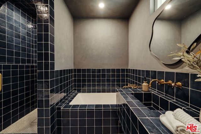 3042 N Beachwood Drive, Los Angeles, CA 90068