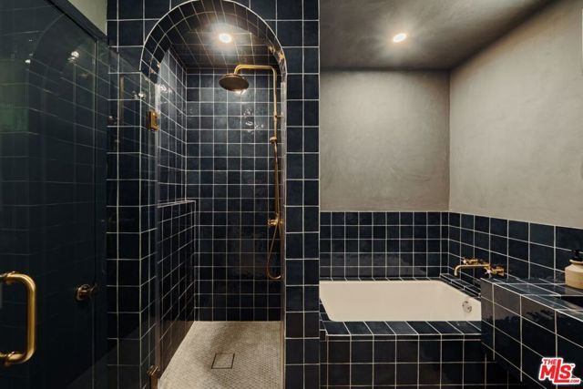 3042 N Beachwood Drive, Los Angeles, CA 90068