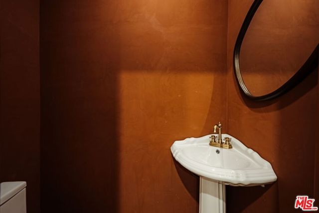 3042 N Beachwood Drive, Los Angeles, CA 90068