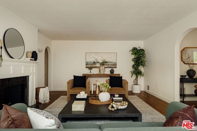 3042 N Beachwood Drive, Los Angeles, CA 90068