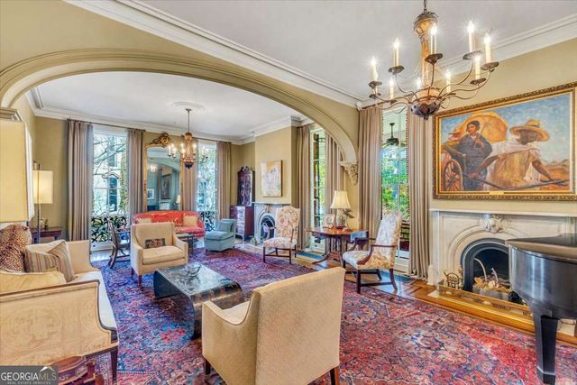 211 E Charlton Street, Savannah, GA 31401