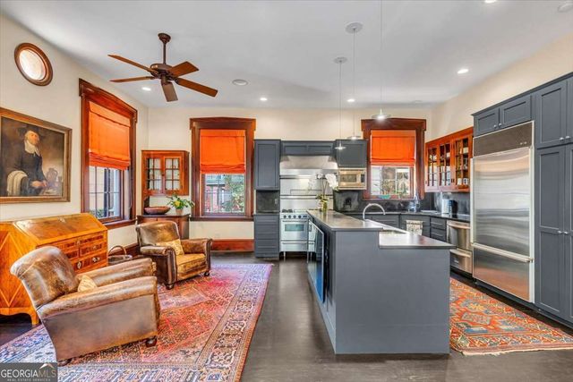 211 E Charlton Street, Savannah, GA 31401