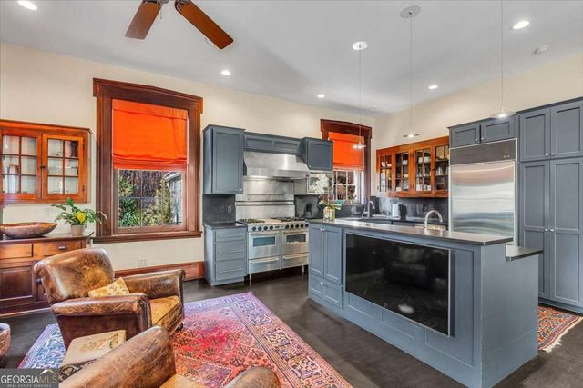 211 E Charlton Street, Savannah, GA 31401