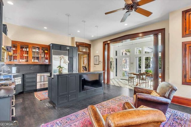 211 E Charlton Street, Savannah, GA 31401