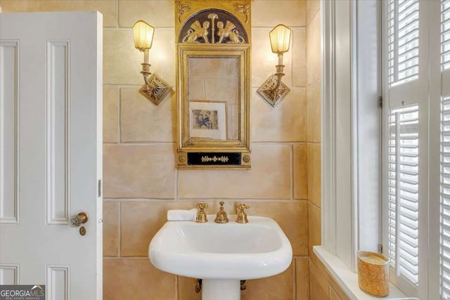 211 E Charlton Street, Savannah, GA 31401