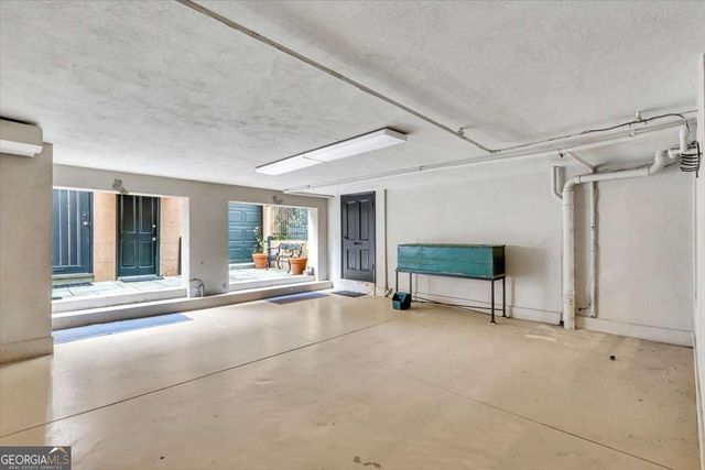 211 E Charlton Street, Savannah, GA 31401