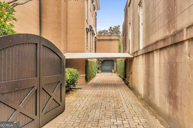 211 E Charlton Street, Savannah, GA 31401