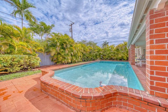 9961 SW 12th St, Miami, FL 33174