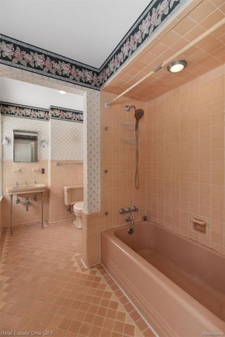 636 Middlesex Road, Grosse Pointe Park, MI 48230