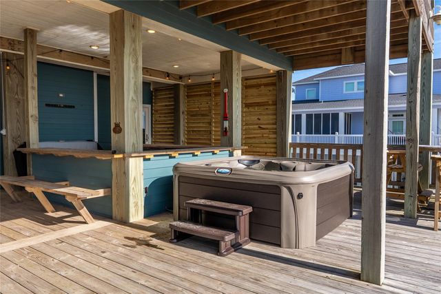 1339 Emerald Drive, Crystal Beach, TX 77650