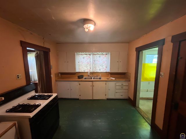 225 SE Lime ST, Topeka, KS 66607