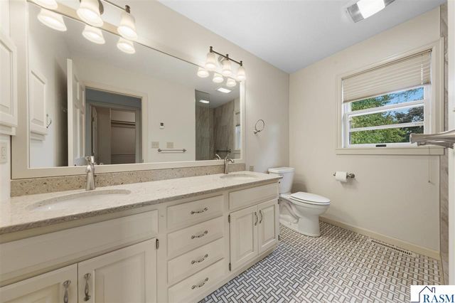 1029 Oak Terrace Drive, North Mankato, MN 56003