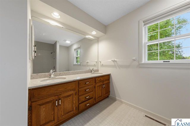 1029 Oak Terrace Drive, North Mankato, MN 56003