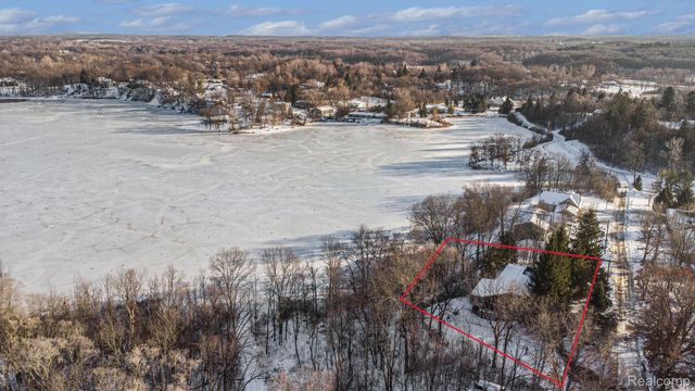 14325 Lakeshore Drive, Holly Township, MI 48442