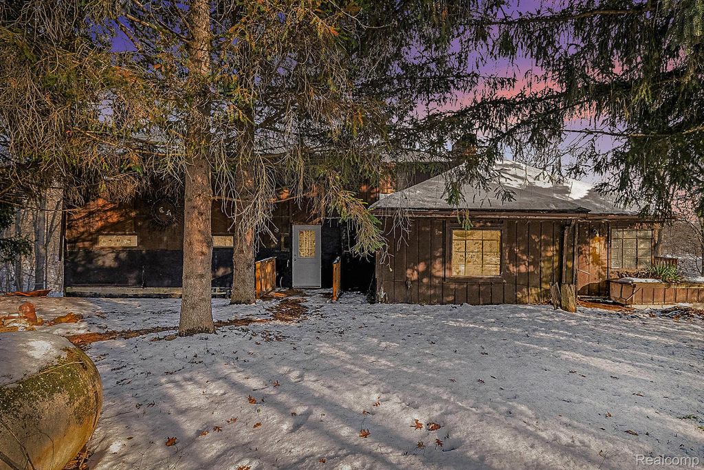 14325 Lakeshore Drive, Holly Township, MI 48442