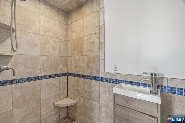 3 Roanoke Avenue, Rockaway Township, NJ 07866