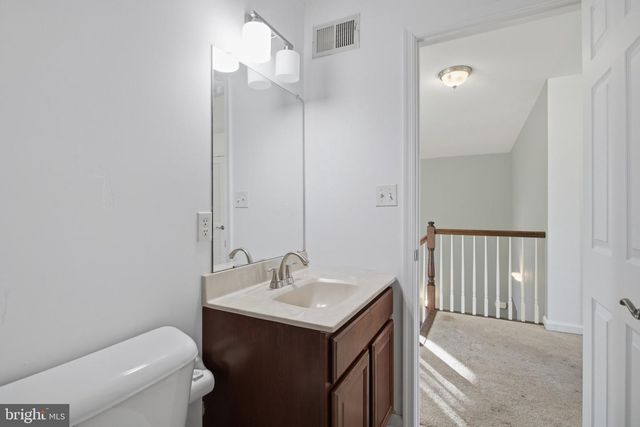 26 HEALS FARM RD, Burlington, NJ 08016