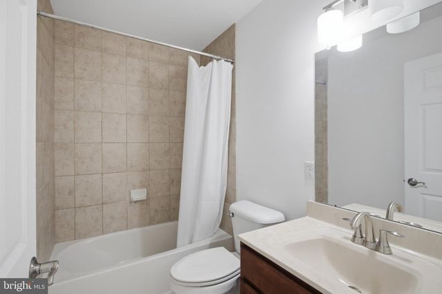 26 HEALS FARM RD, Burlington, NJ 08016