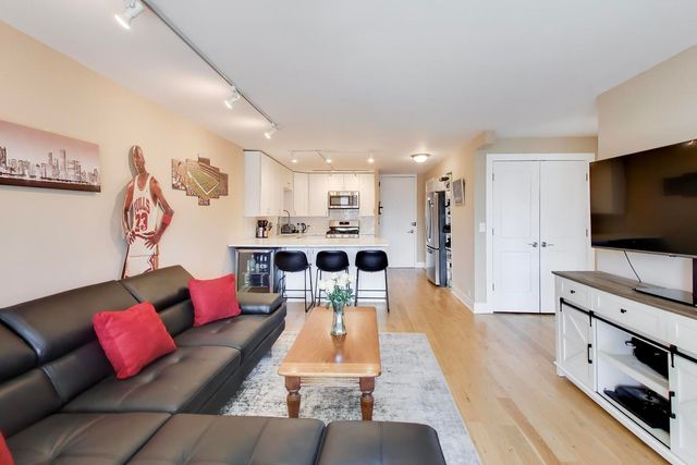 1960 N Lincoln Park West Avenue 408, Chicago, IL 60614