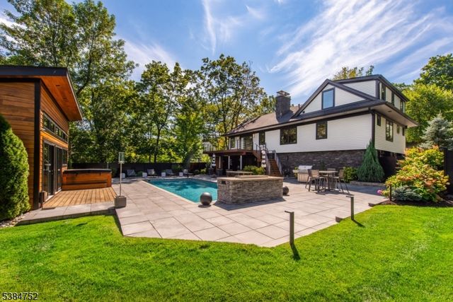 82 Fells Rd, Essex Fells Twp., NJ 07021