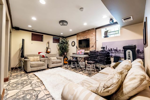 4126 S Lake Park Avenue, Chicago, IL 60653
