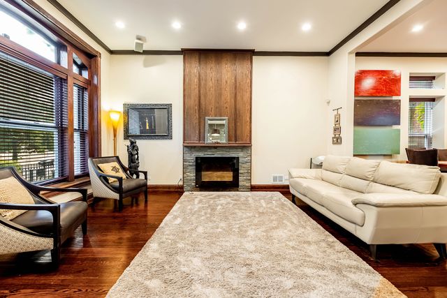 4126 S Lake Park Avenue, Chicago, IL 60653