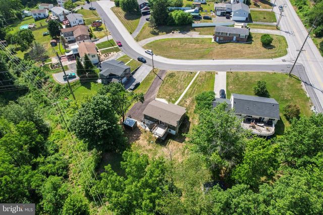 14 WATERFRONT DR, Hanover, PA 17331