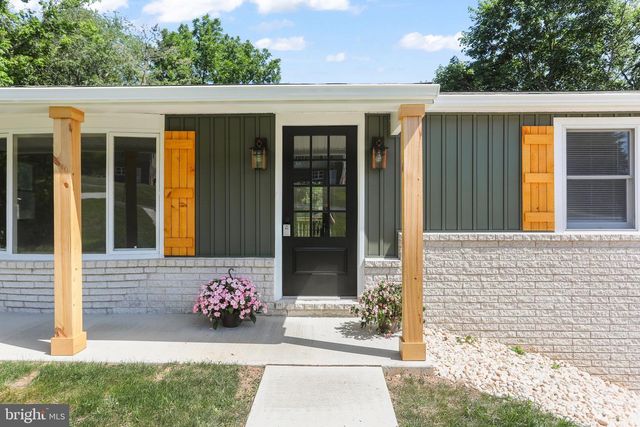 14 WATERFRONT DR, Hanover, PA 17331