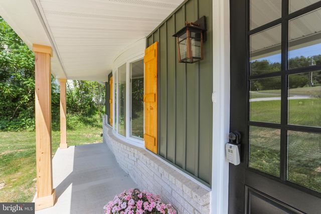14 WATERFRONT DR, Hanover, PA 17331