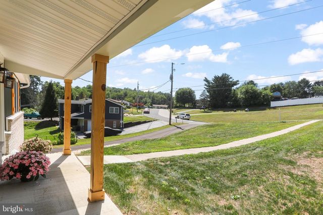 14 WATERFRONT DR, Hanover, PA 17331