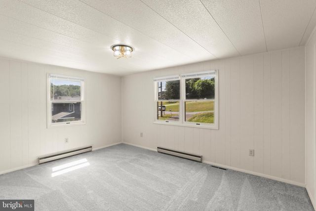 14 WATERFRONT DR, Hanover, PA 17331