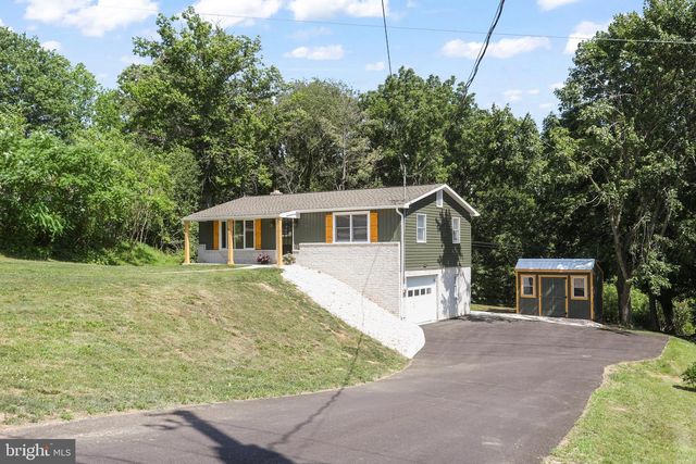 14 WATERFRONT DR, Hanover, PA 17331