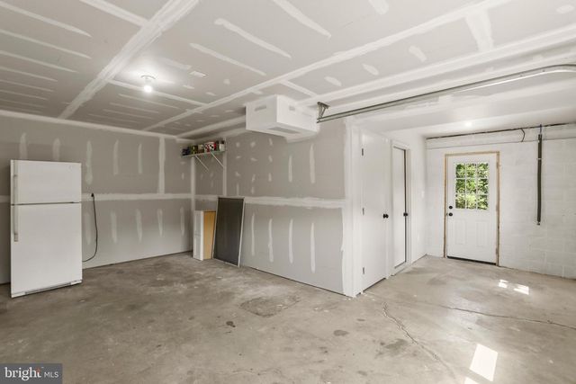 14 WATERFRONT DR, Hanover, PA 17331