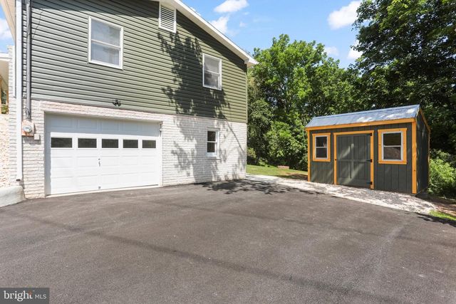 14 WATERFRONT DR, Hanover, PA 17331