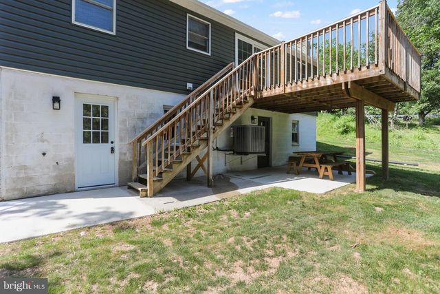 14 WATERFRONT DR, Hanover, PA 17331