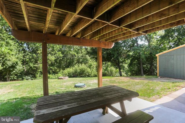 14 WATERFRONT DR, Hanover, PA 17331