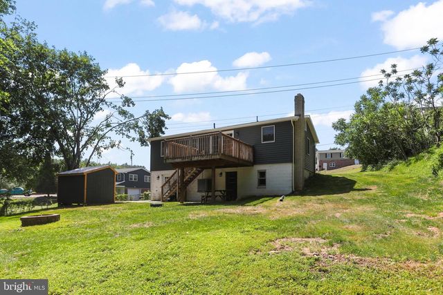 14 WATERFRONT DR, Hanover, PA 17331