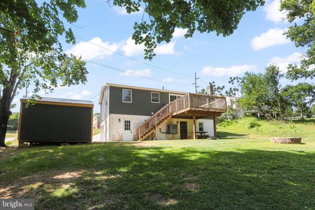 14 WATERFRONT DR, Hanover, PA 17331