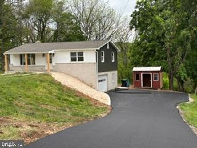 14 WATERFRONT DR, Hanover, PA 17331