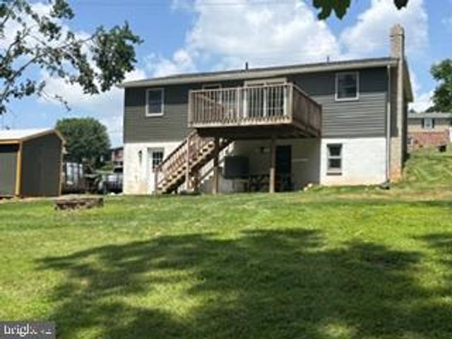 14 WATERFRONT DR, Hanover, PA 17331