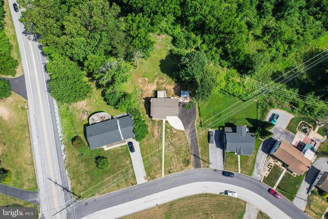 14 WATERFRONT DR, Hanover, PA 17331