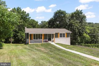 14 WATERFRONT DR, Hanover, PA 17331