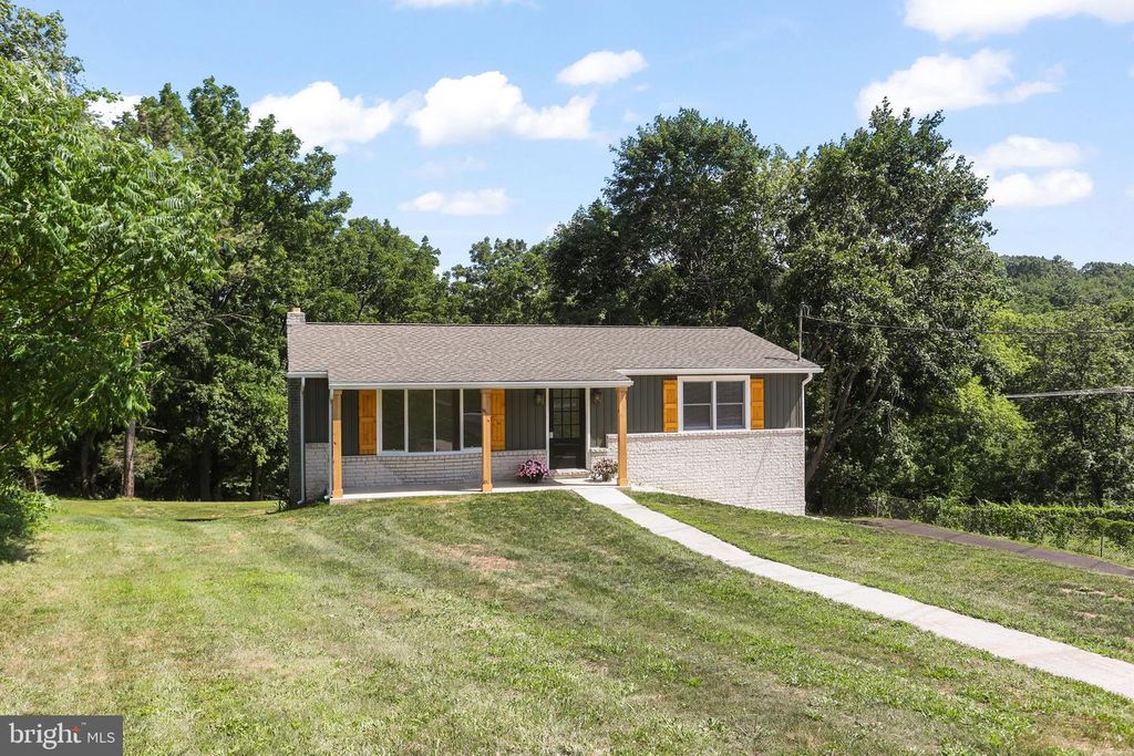 14 WATERFRONT DR, Hanover, PA 17331