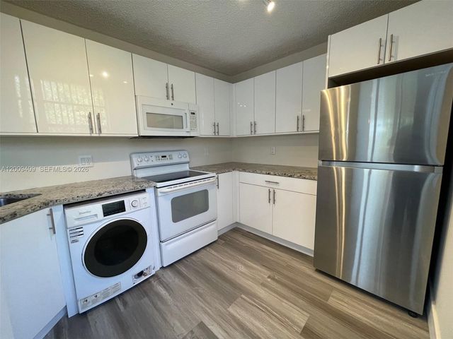 9471 Evergreen Place 401, Davie, FL 33324